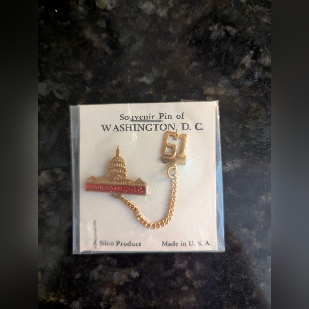 Washington D.C. Souvenir Pin with Gold Chain John F Kennedy Election year.